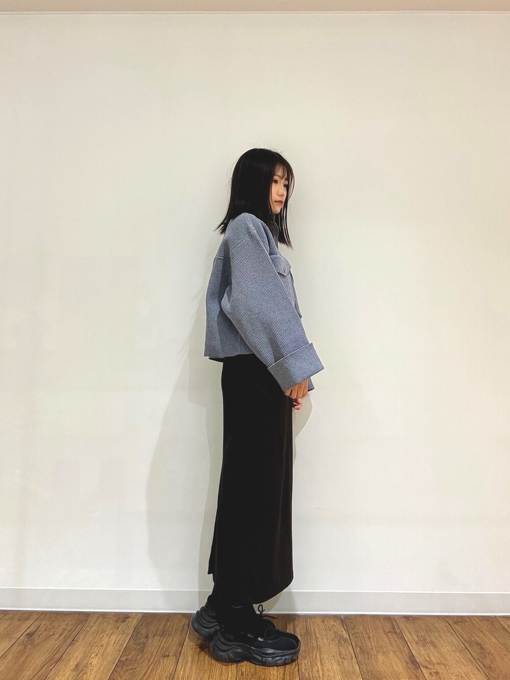 ブルー系のその他アウター、グレー系のスカートを着用したレディースの冬コーディネートの2枚目の写真