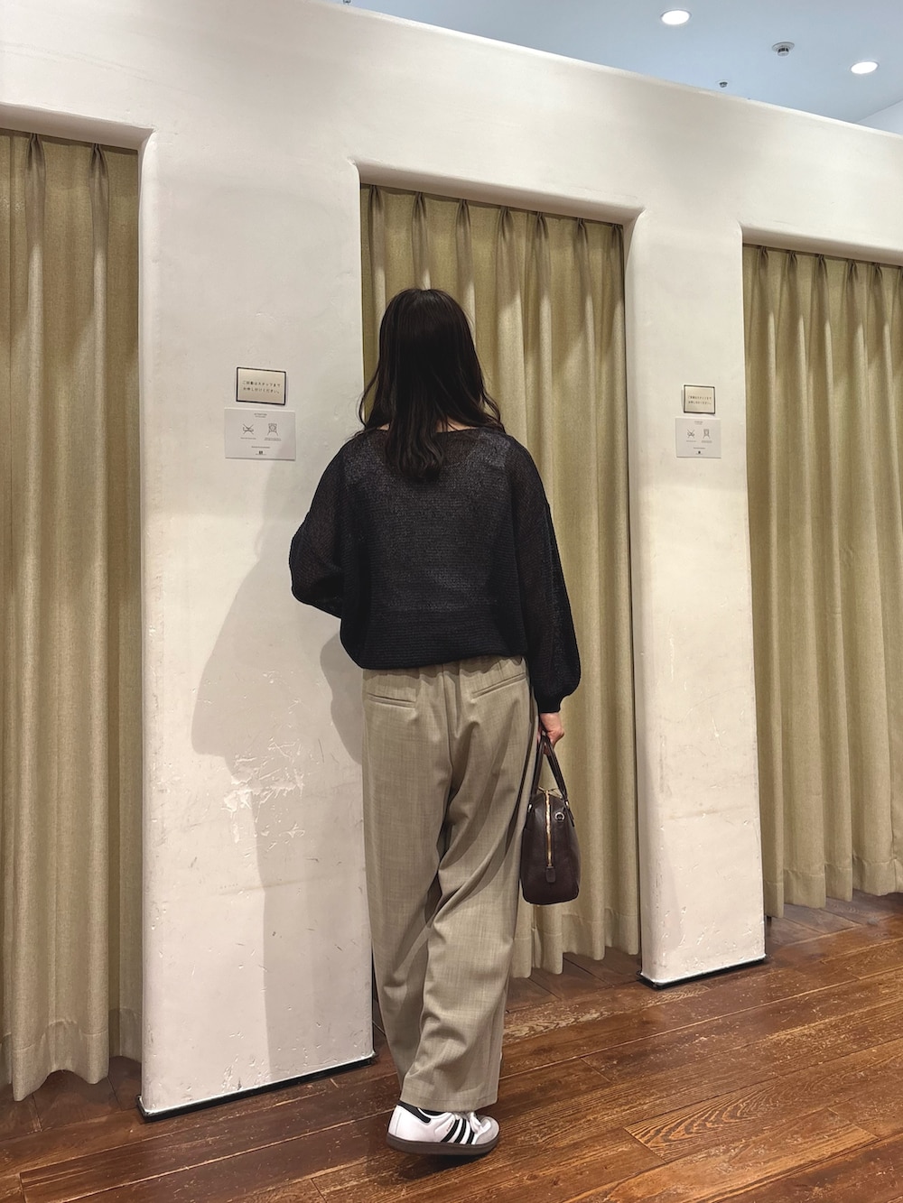 ベージュ系のその他パンツ、グレー系のニット/セーター、ホワイト系のタンクトップを着用したレディースの春コーディネートの3枚目の写真