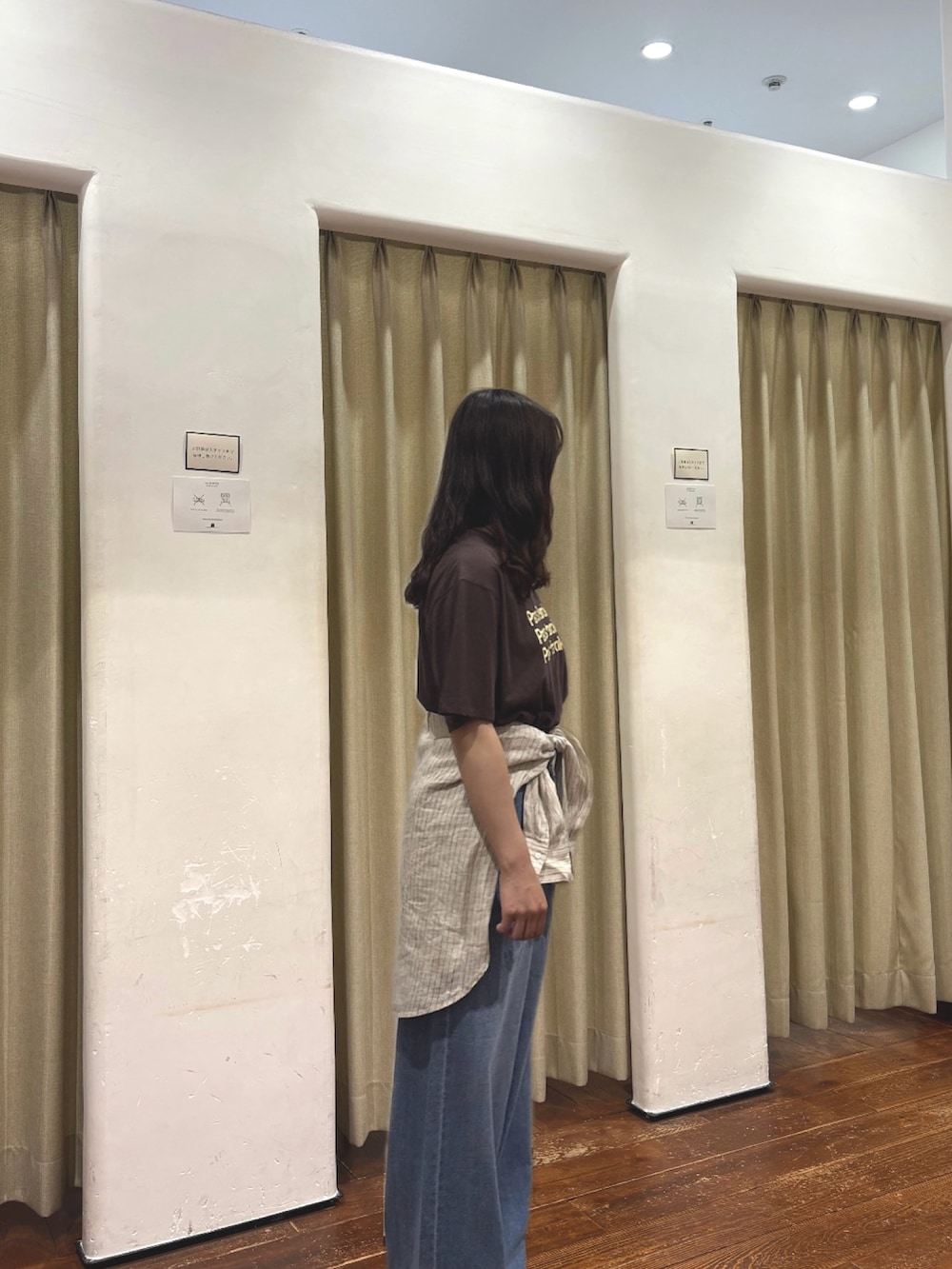 ブラウン系のTシャツ/カットソー、ベージュ系のシャツ/ブラウス、ブルー系のデニムパンツを着用したレディースの夏コーディネートの2枚目の写真