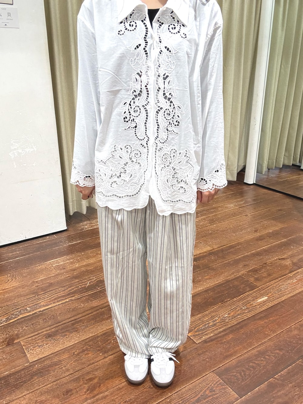 ホワイト系のシャツ/ブラウス、グレー系のその他パンツ、ブラック系のショルダーバッグを着用したレディースの春コーディネートの4枚目の写真