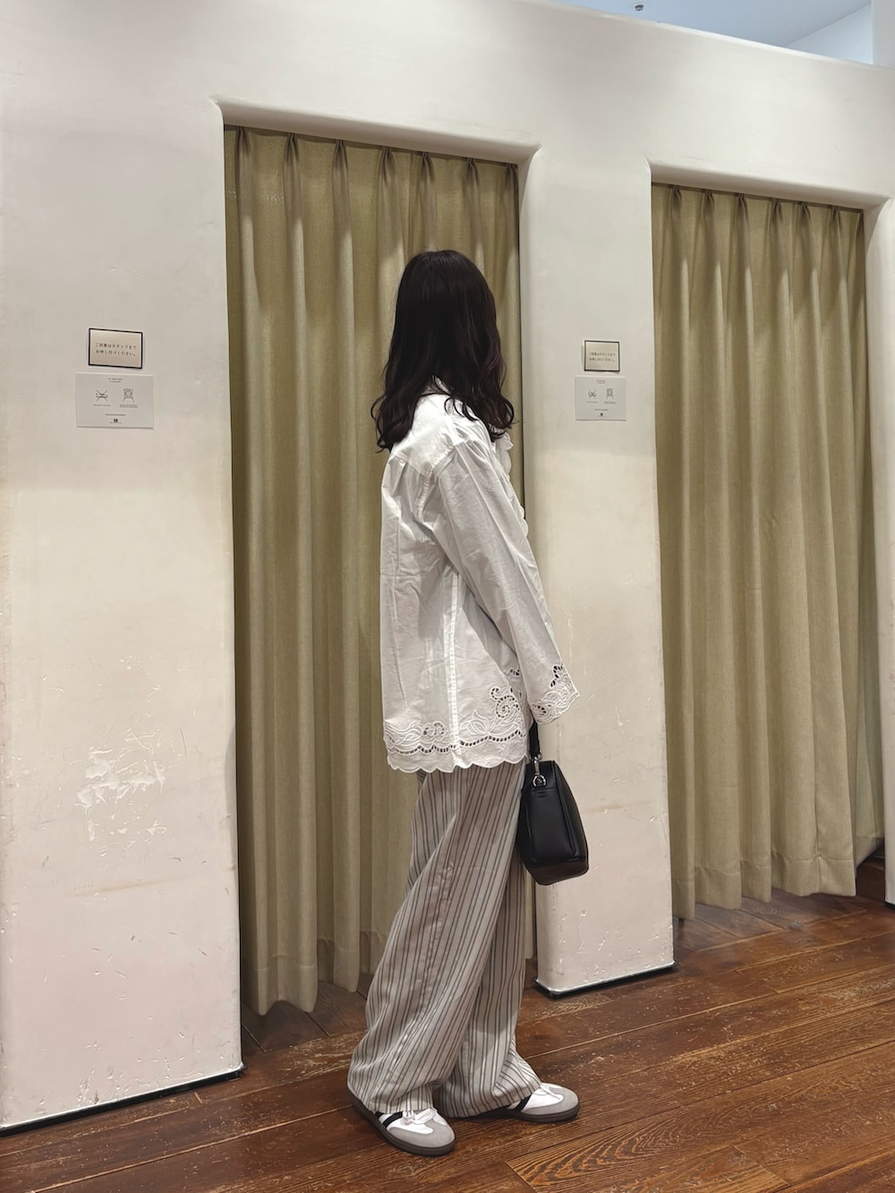 ホワイト系のシャツ/ブラウス、グレー系のその他パンツ、ブラック系のショルダーバッグを着用したレディースの春コーディネートの2枚目の写真