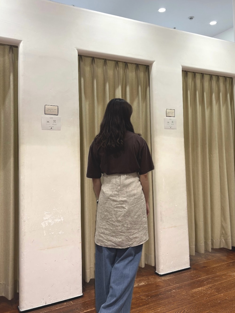 ブラウン系のTシャツ/カットソー、ベージュ系のシャツ/ブラウス、ブルー系のデニムパンツを着用したレディースの夏コーディネートの3枚目の写真