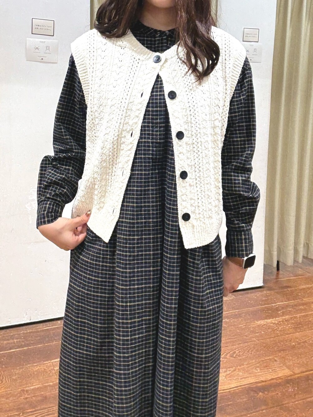 ブラック系のワンピース、ホワイト系のベストを着用したレディースの秋コーディネートの3枚目の写真