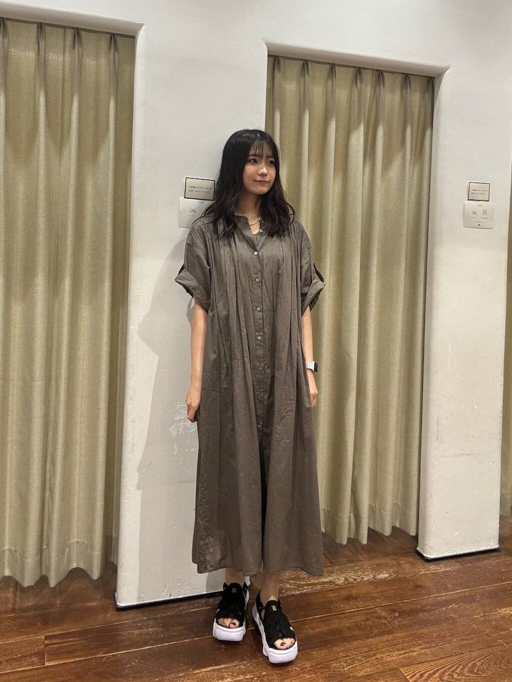 「ワンピース、サンダル、夏コーデ」｜「URBAN RESEARCH DOORSのコットンボイルロールアップハーフスリーブワンピース（ワンピース、グリーン系）」を使った、莉緒さん（レディース・163cm）の夏コーディネートの2枚目の写真