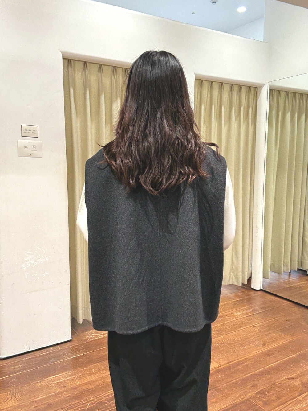 グレー系のその他アウター、ブラック系のその他パンツ、ブラック系のパンプスを着用したレディースの秋コーディネートの5枚目の写真