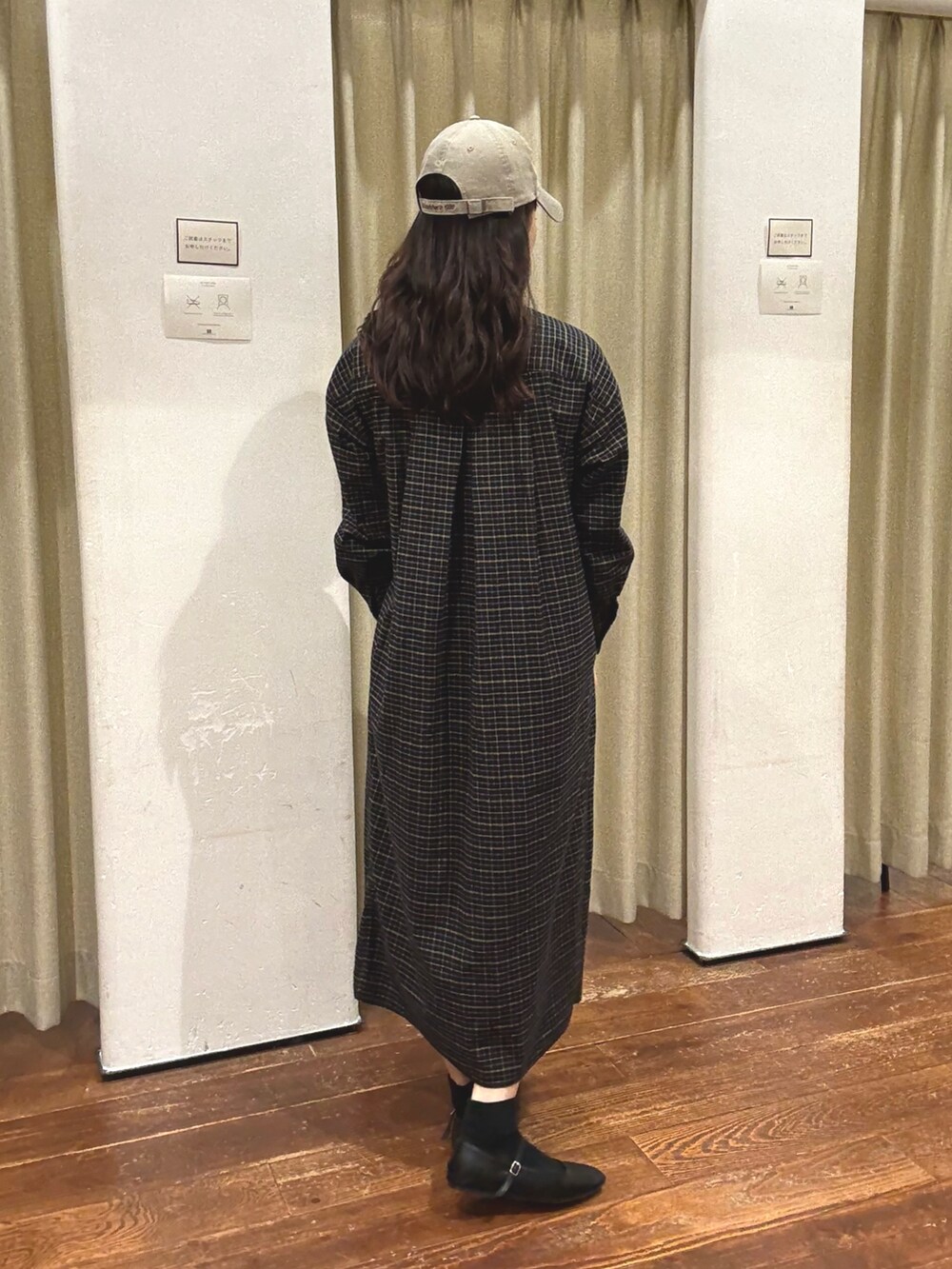 ブラック系のワンピース、ホワイト系のベストを着用したレディースの秋コーディネートの6枚目の写真