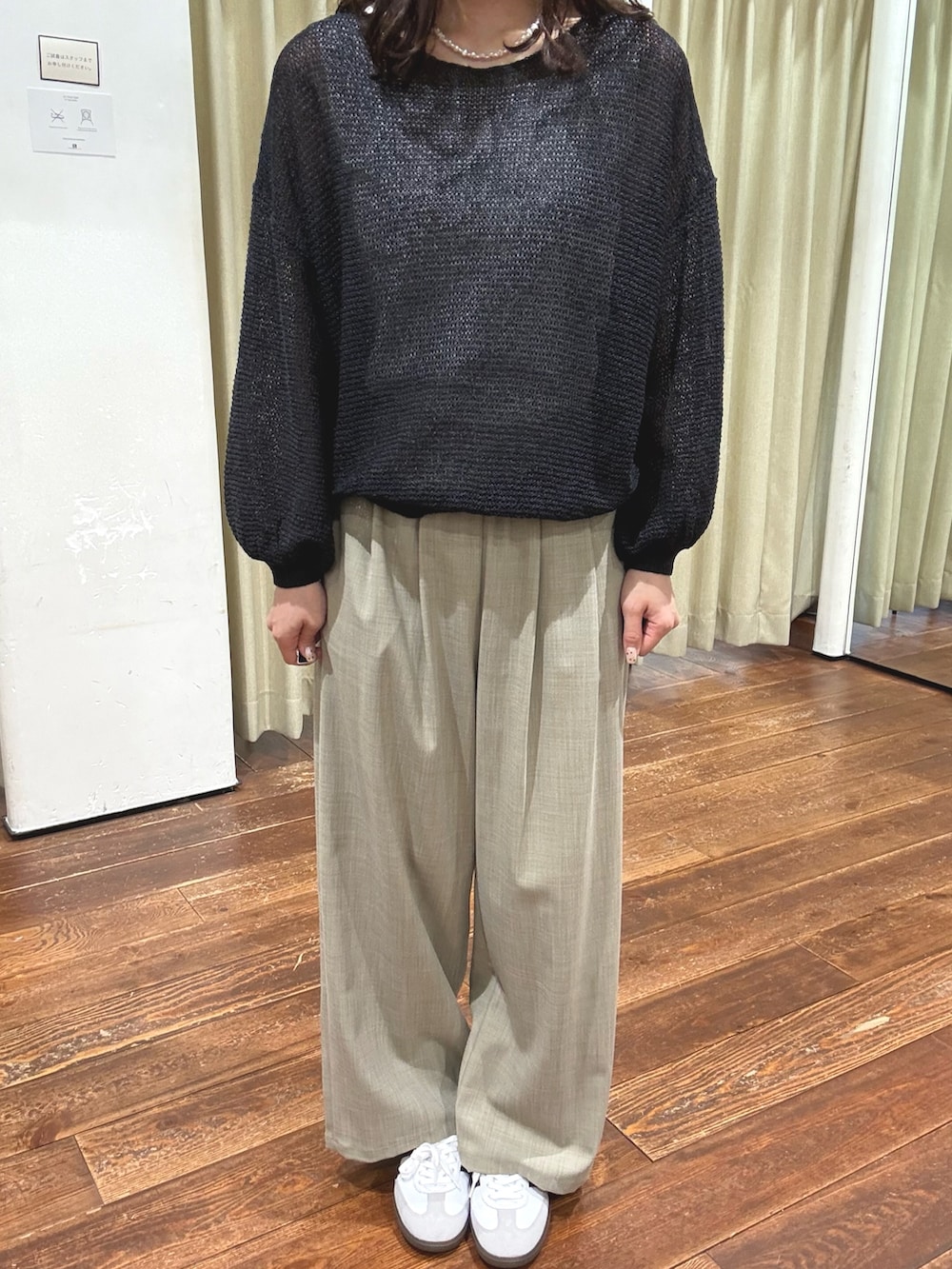 ベージュ系のその他パンツ、グレー系のニット/セーター、ホワイト系のタンクトップを着用したレディースの春コーディネートの4枚目の写真