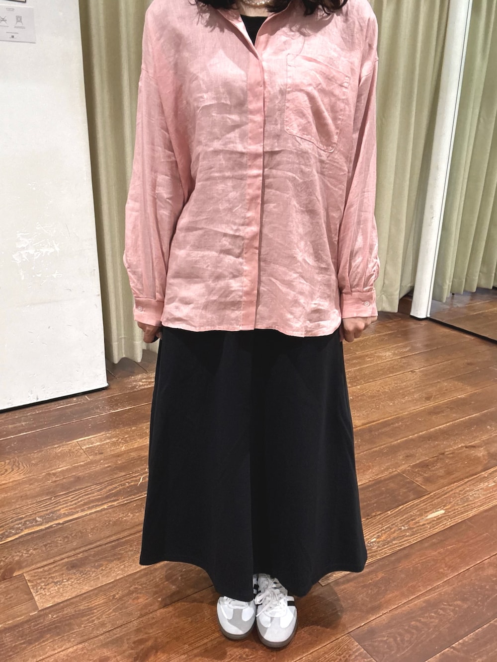 ピンク系のシャツ/ブラウス、ブラック系のスカート、ホワイト系のスニーカーを着用したレディースの春コーディネートの4枚目の写真