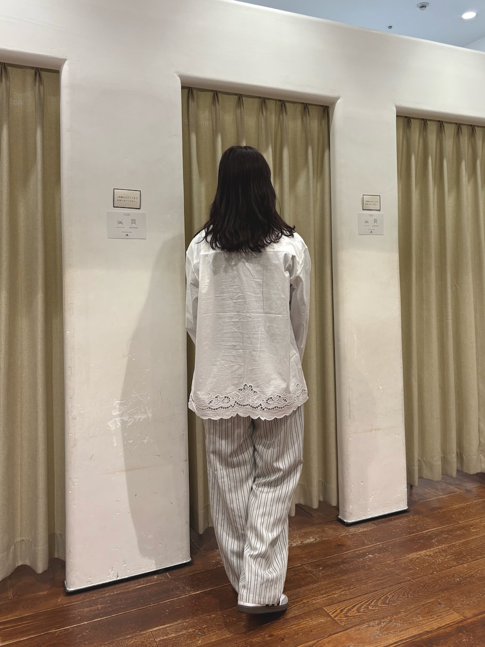 ホワイト系のシャツ/ブラウス、グレー系のその他パンツ、ブラック系のショルダーバッグを着用したレディースの春コーディネートの3枚目の写真