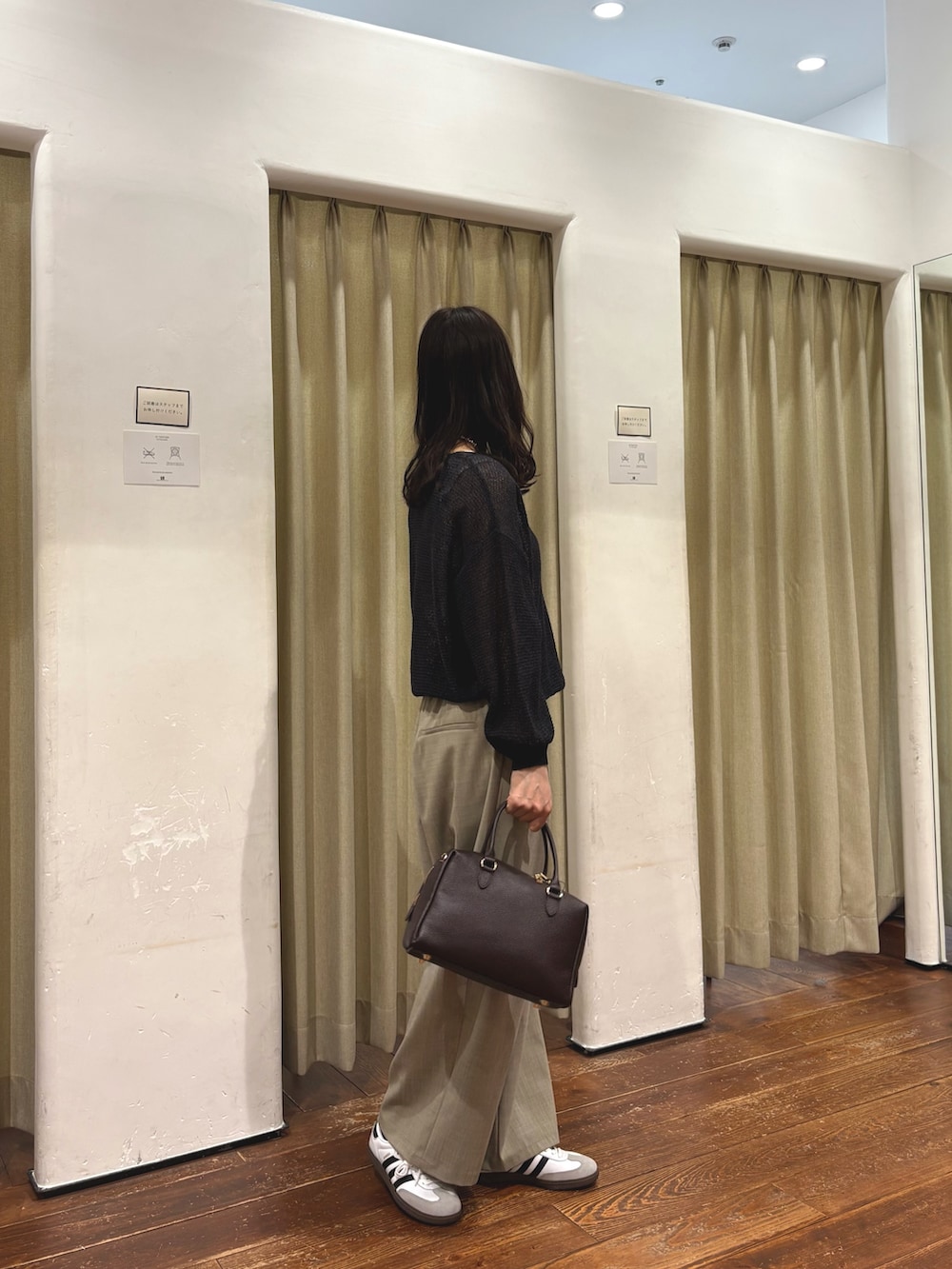 ベージュ系のその他パンツ、グレー系のニット/セーター、ホワイト系のタンクトップを着用したレディースの春コーディネートの2枚目の写真