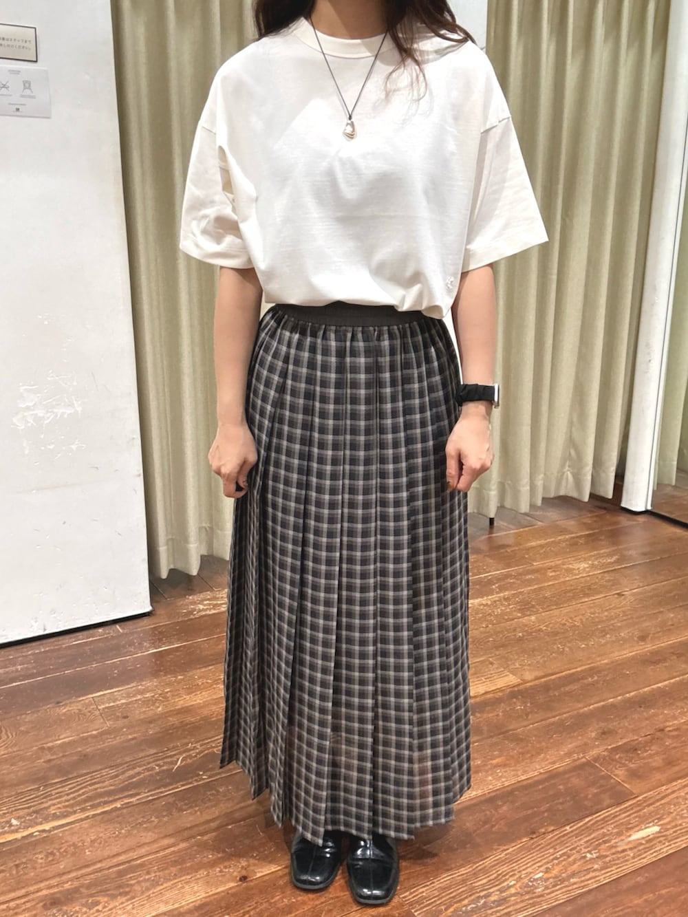 ブラック系のトートバッグ、ホワイト系のTシャツ/カットソー、ゴールド系のネックレスを着用したレディースの夏コーディネートの4枚目の写真