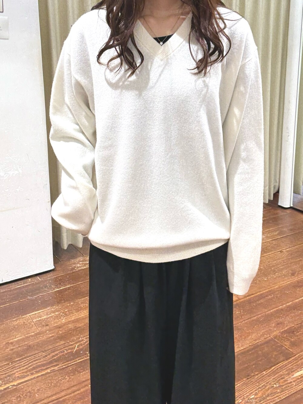 グレー系のその他アウター、ブラック系のその他パンツ、ブラック系のパンプスを着用したレディースの秋コーディネートの7枚目の写真