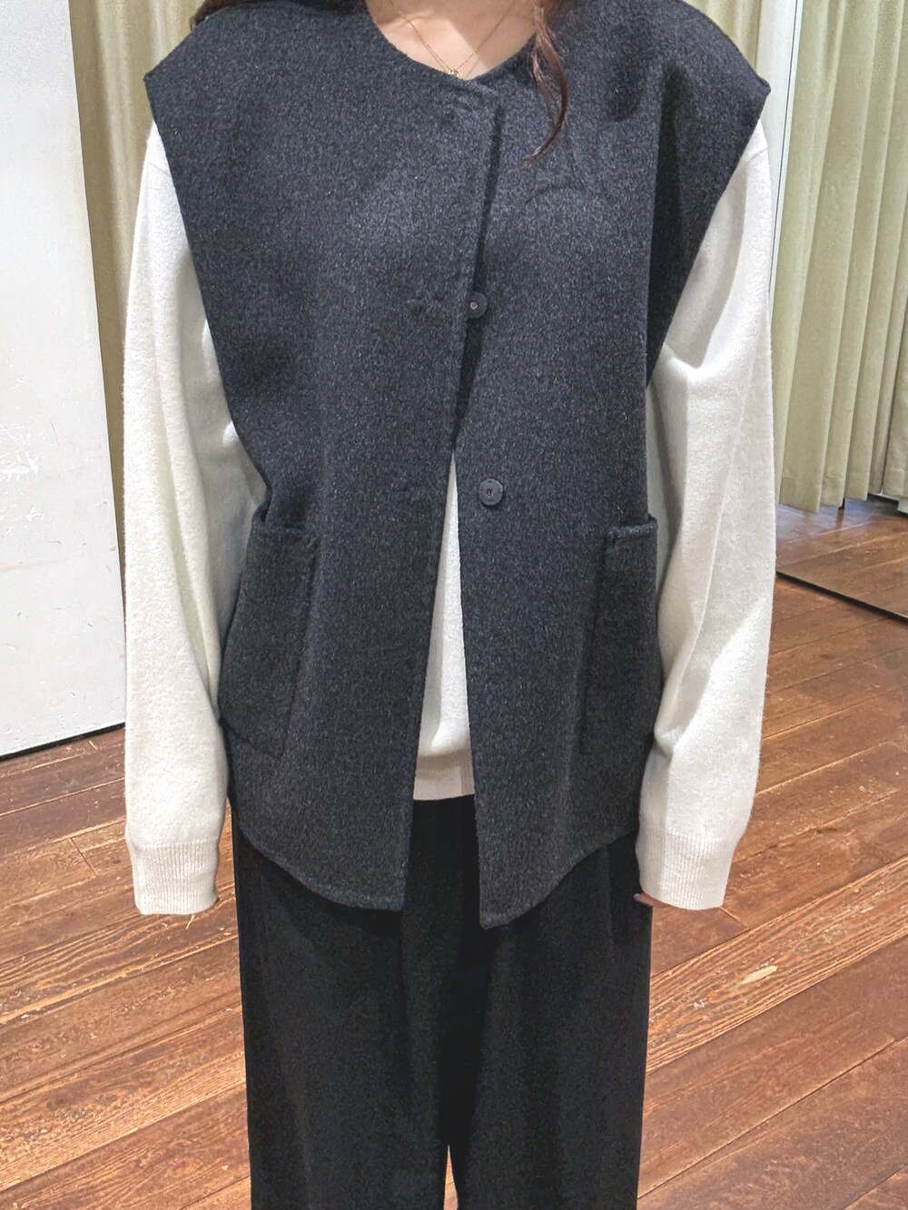 グレー系のその他アウター、ブラック系のその他パンツ、ブラック系のパンプスを着用したレディースの秋コーディネートの4枚目の写真