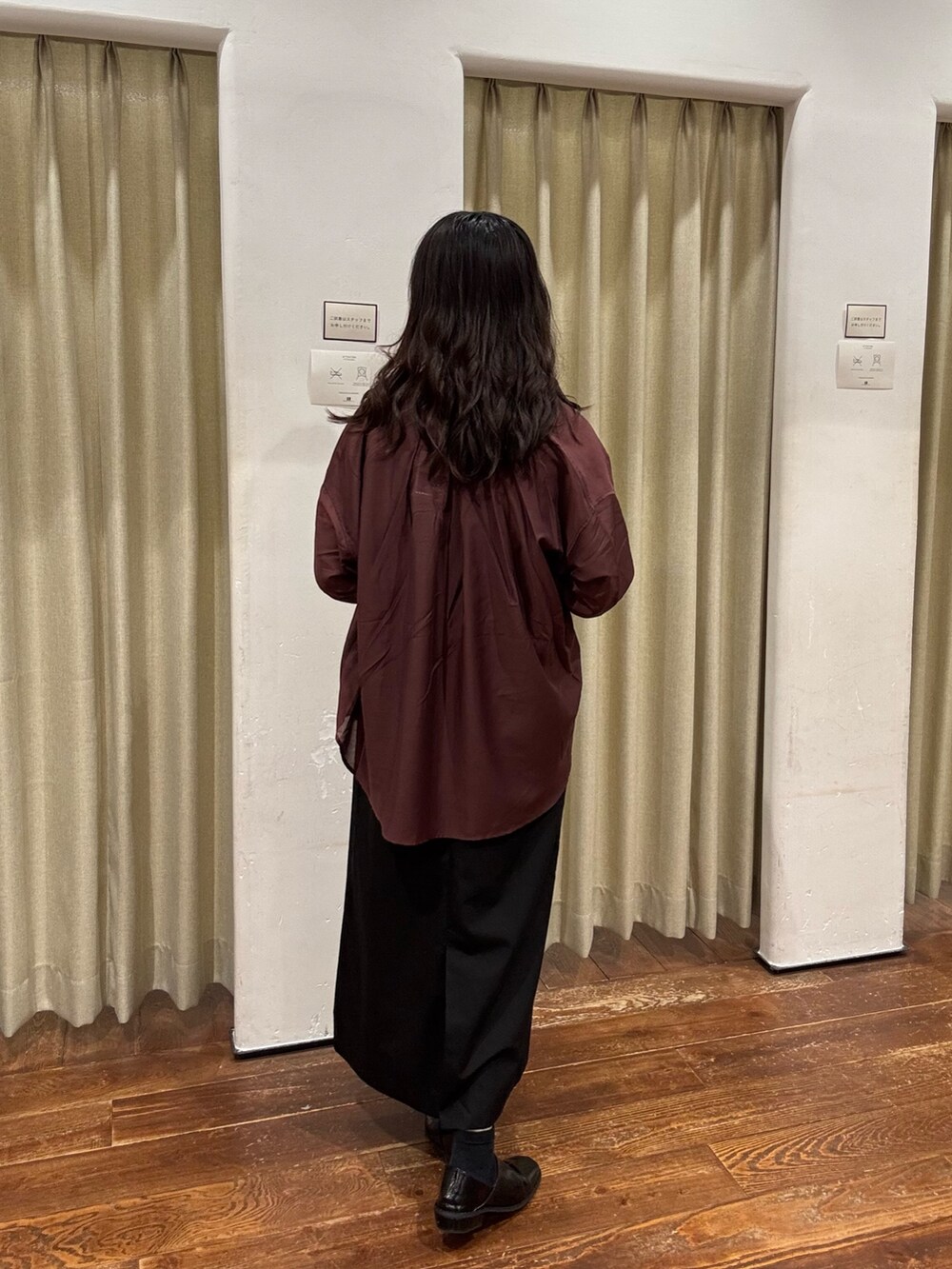 ブラック系のワンピース、ブラック系のタンクトップ、レッド系のシャツ/ブラウスを着用したレディースの夏コーディネートの3枚目の写真