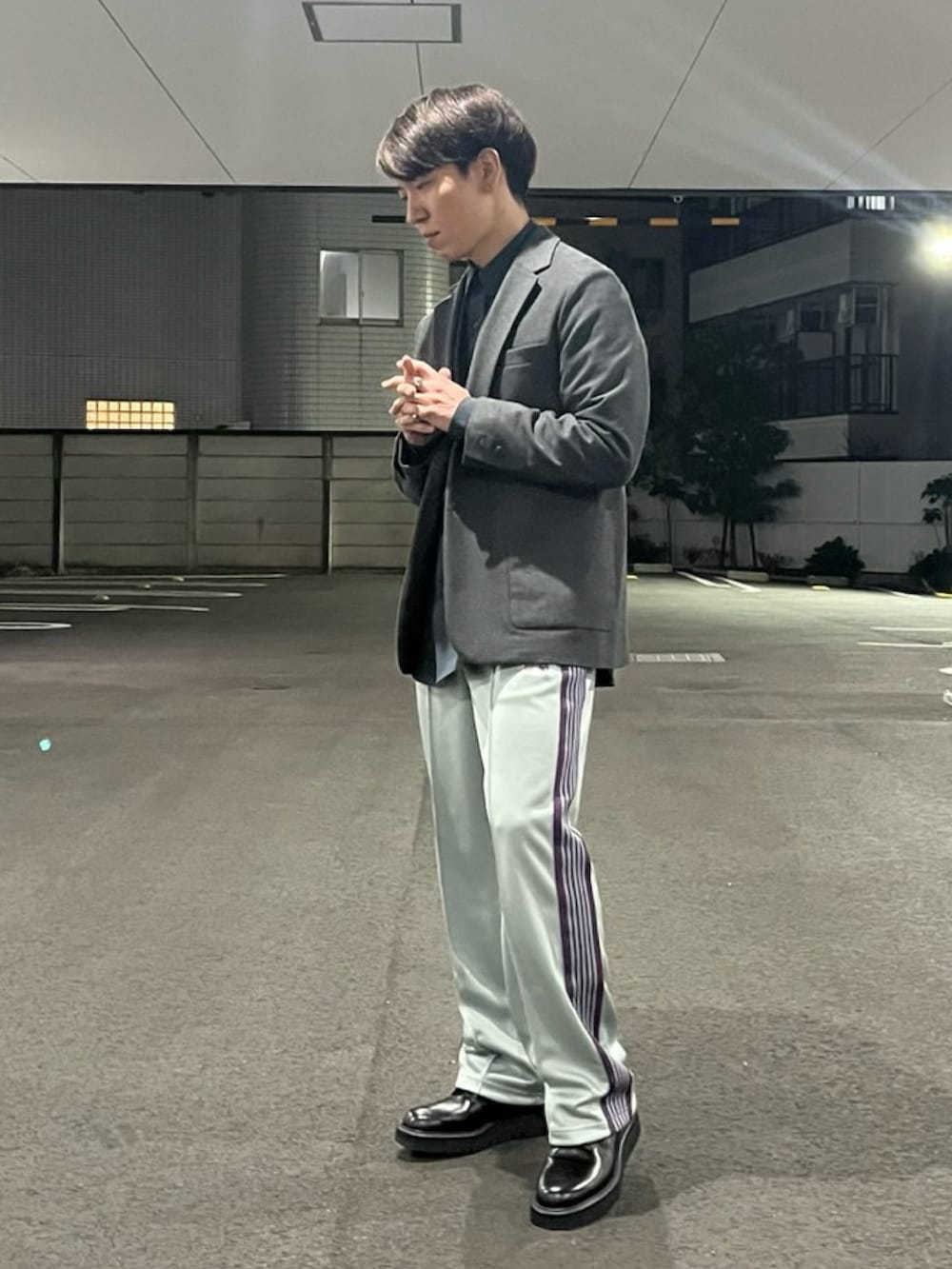 グレー系のテーラードジャケット、ブラック系のシャツ/ブラウス、ブルー系のその他パンツを着用したメンズの春コーディネートの2枚目の写真