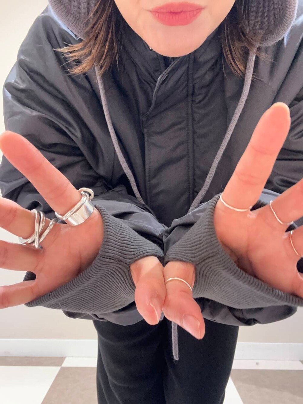 グレー系のナイロンジャケット、ブラック系のその他パンツ、グレー系のニットキャップ/ビーニーを着用したレディースの冬コーディネートの2枚目の写真