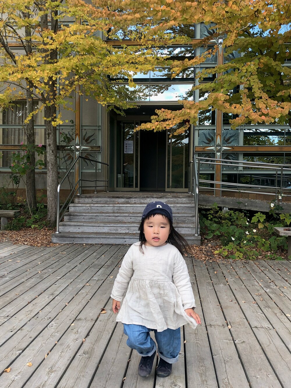 ブルー系のシャツ/ブラウス、ブルー系のデニムパンツ、ブラック系のスニーカーを着用したキッズの秋コーディネートの3枚目の写真