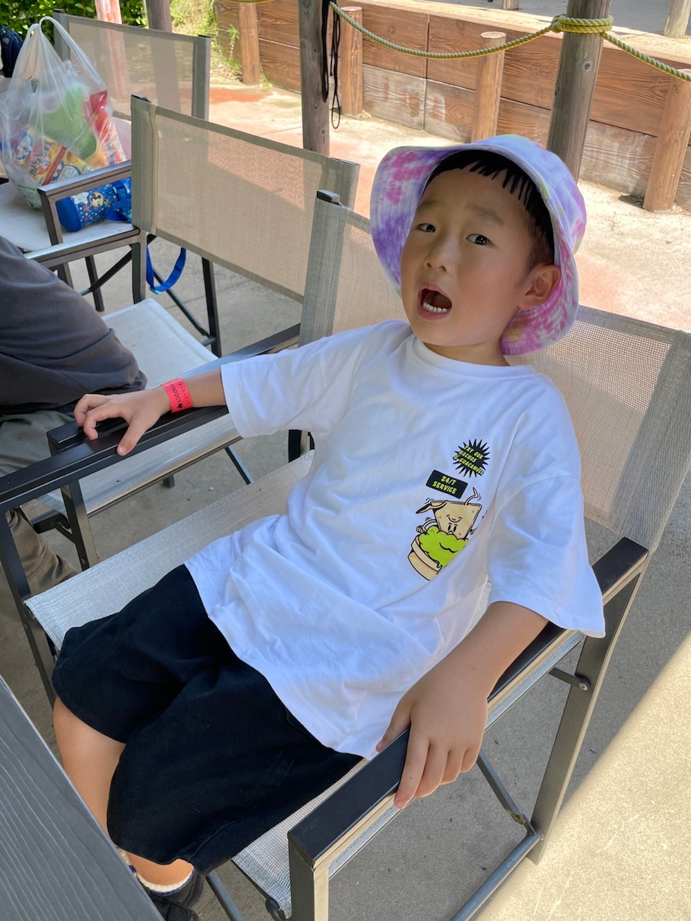 ホワイト系のTシャツ/カットソー、ブラック系のその他パンツ、ブラック系のスニーカーを着用したキッズの夏コーディネートの2枚目の写真