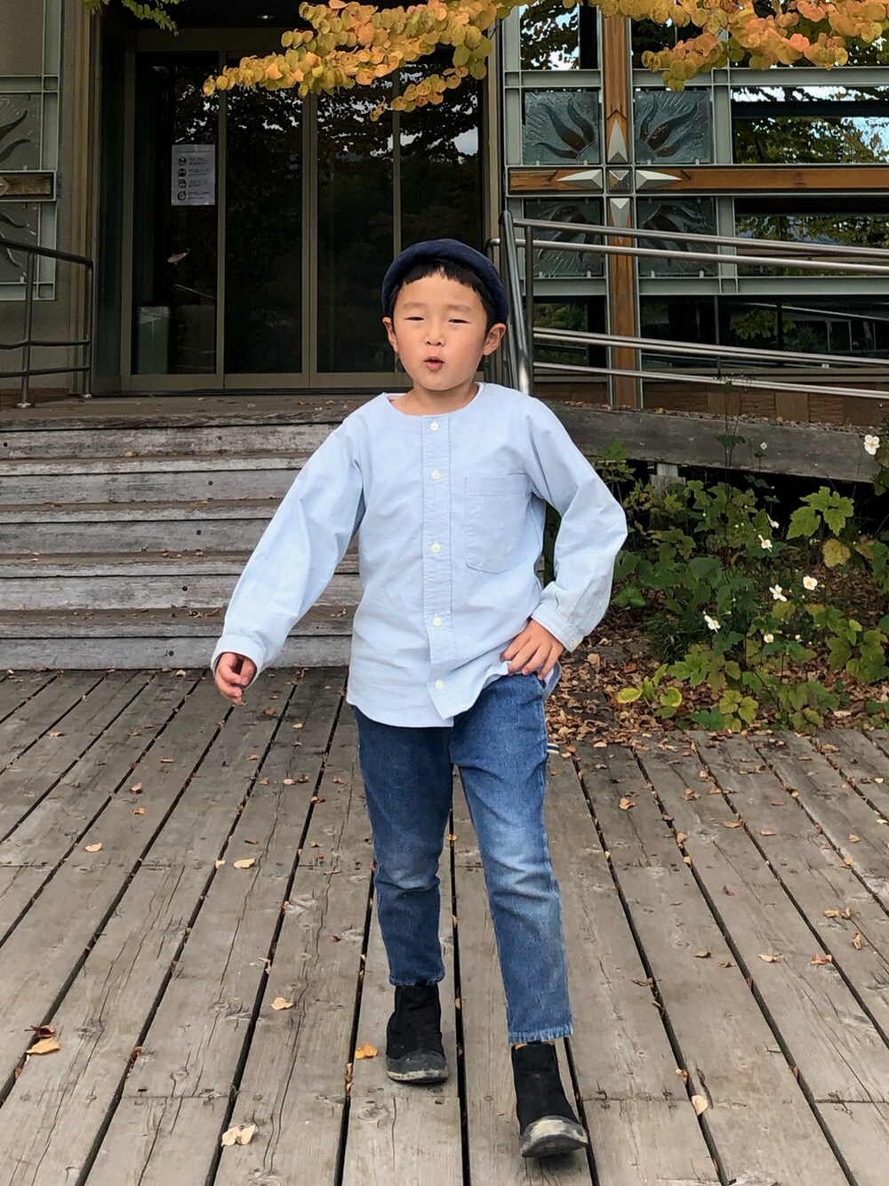 ブルー系のシャツ/ブラウス、ブルー系のデニムパンツ、ブラック系のスニーカーを着用したキッズの秋コーディネートの4枚目の写真