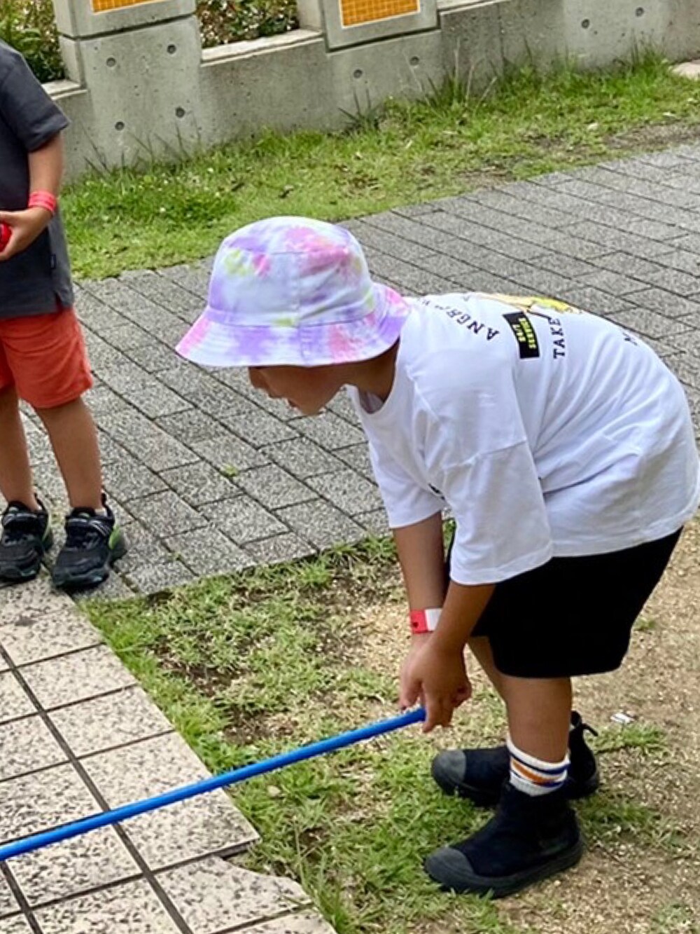 ホワイト系のTシャツ/カットソー、ブラック系のその他パンツ、ブラック系のスニーカーを着用したキッズの夏コーディネートの3枚目の写真