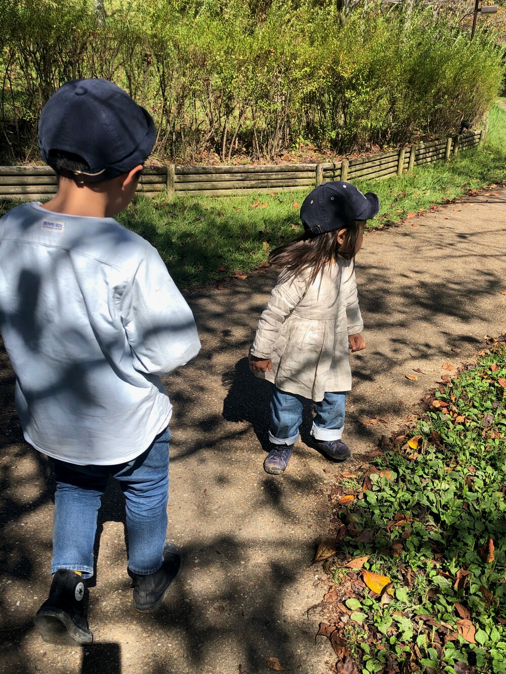 ブルー系のシャツ/ブラウス、ブルー系のデニムパンツ、ブラック系のスニーカーを着用したキッズの秋コーディネートの2枚目の写真