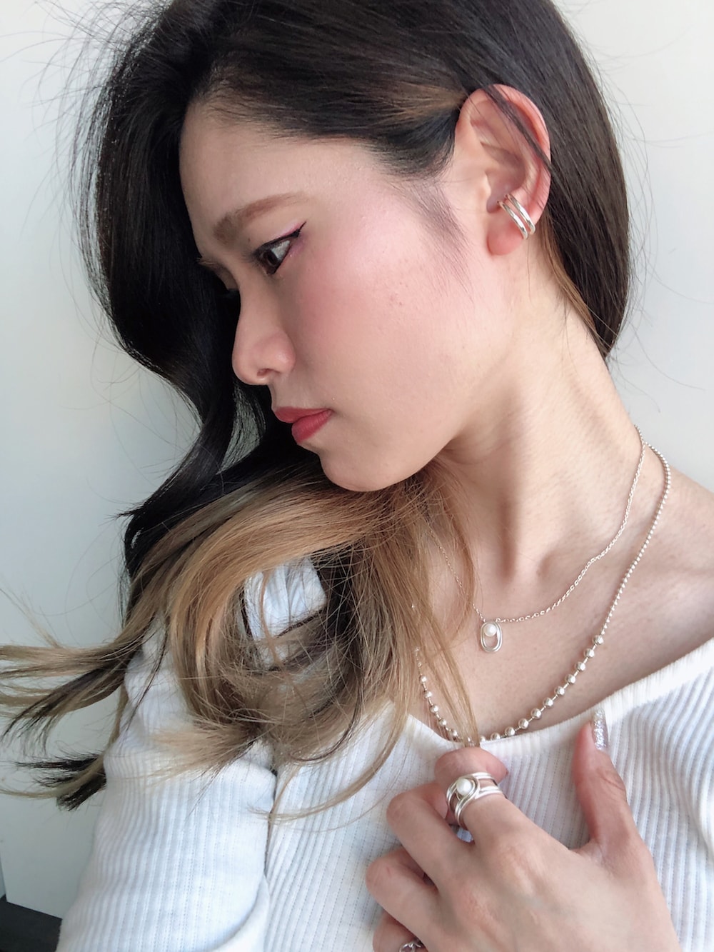 ブラック系のブーツ、ブラック系のその他パンツ、シルバー系のリングを着用したレディースの冬コーディネートの2枚目の写真