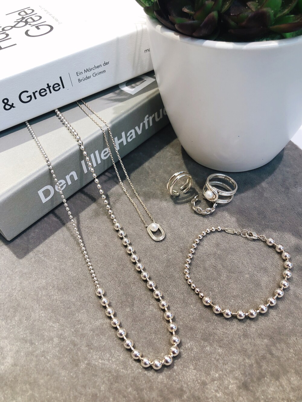 ブラック系のブーツ、ブラック系のその他パンツ、シルバー系のリングを着用したレディースの冬コーディネートの3枚目の写真