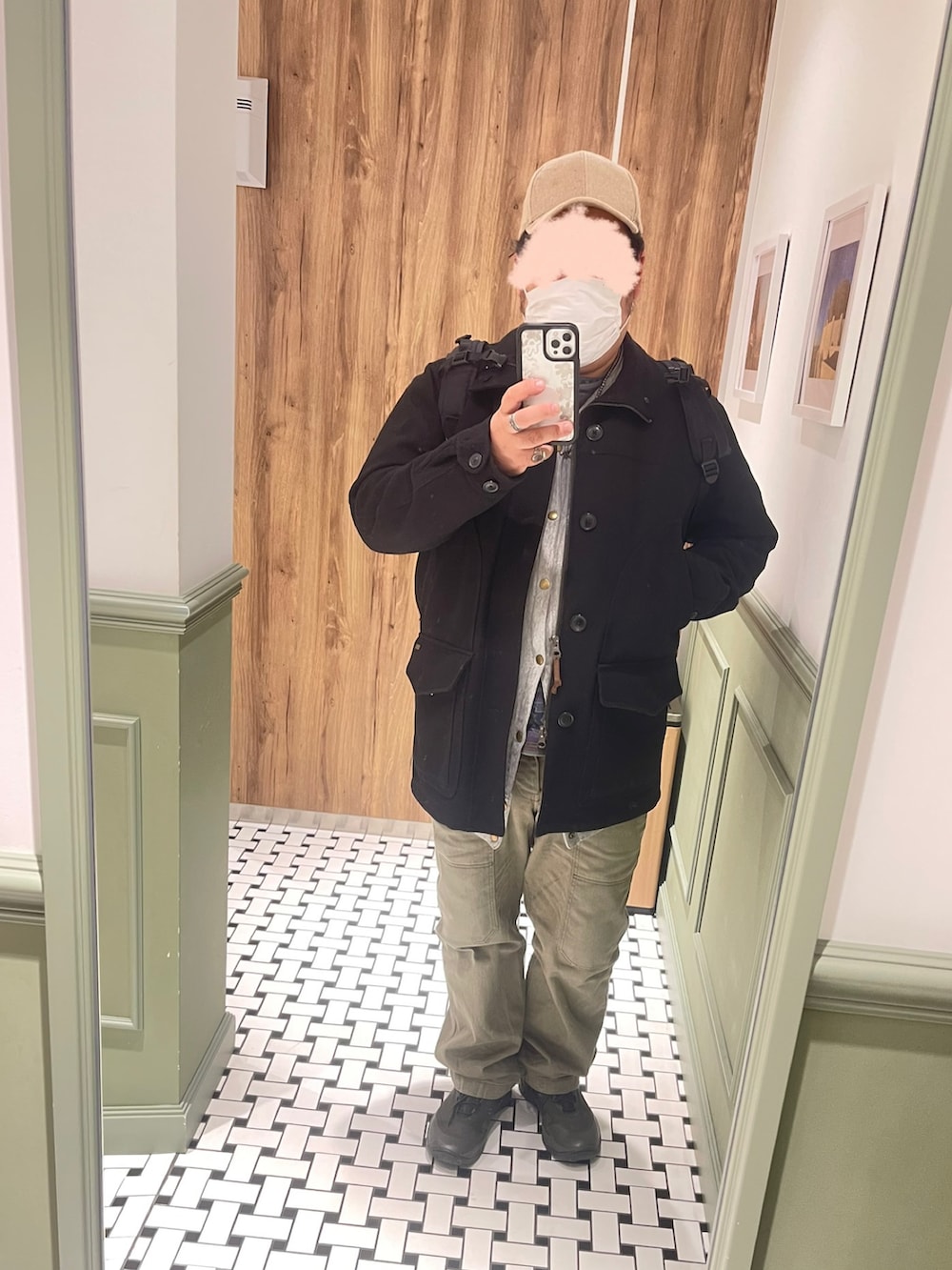 ブラック系のジャケット/アウター、グレー系のスウェット、その他のTシャツ/カットソーを着用したメンズの冬コーディネートの2枚目の写真