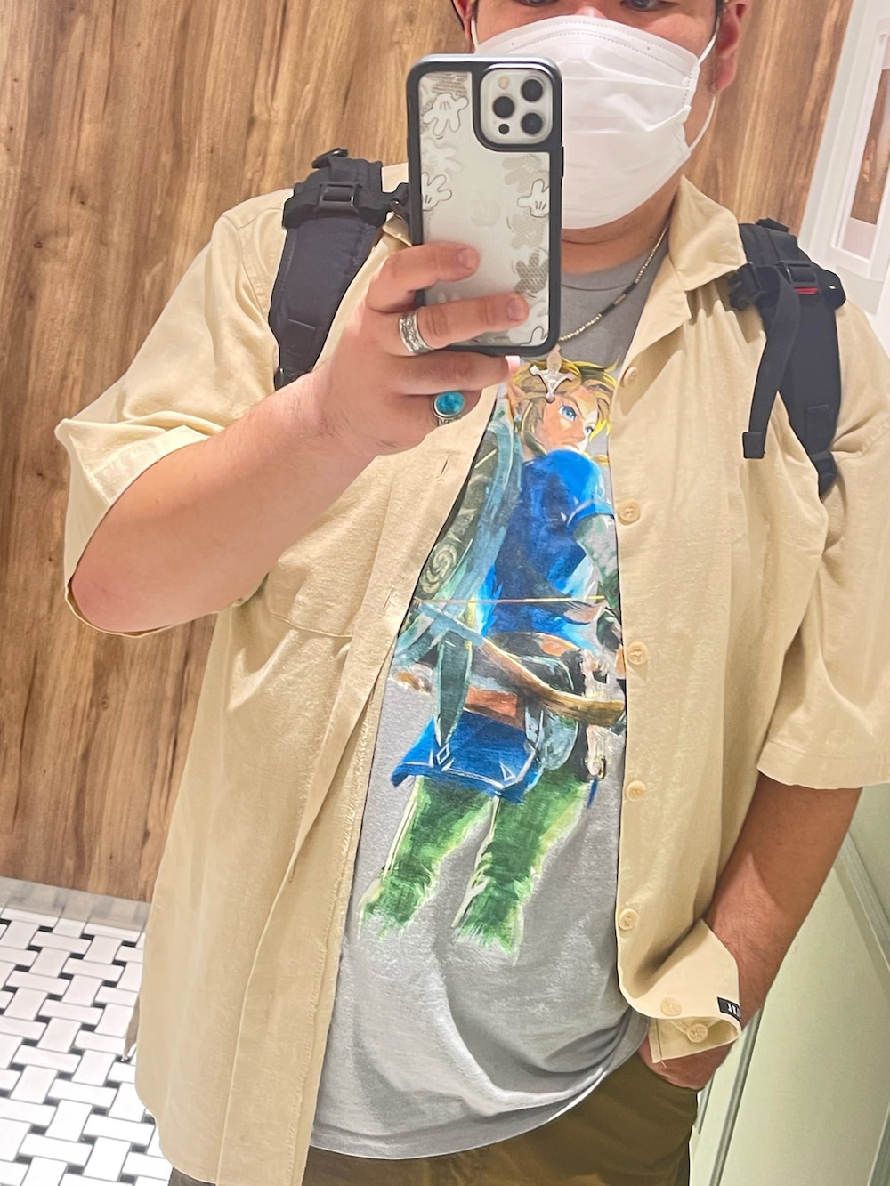 ベージュ系のシャツ/ブラウス、グレー系のTシャツ/カットソー、ブラウン系のその他パンツを着用したメンズの夏コーディネートの4枚目の写真