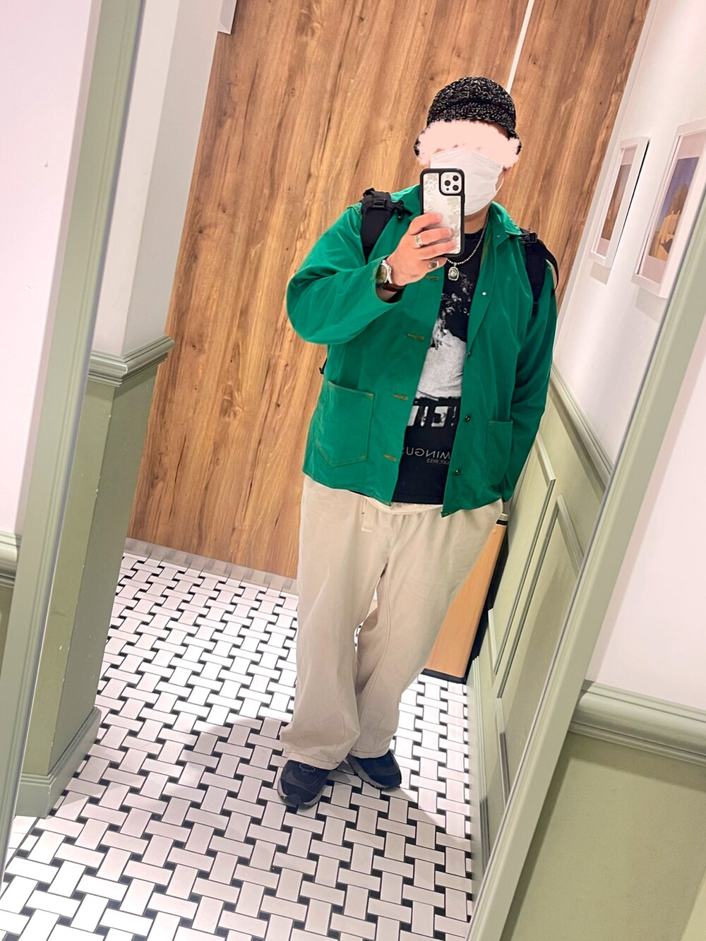 グリーン系のジャケット/アウター、ブラック系のTシャツ/カットソー、ホワイト系のその他パンツを着用したメンズの夏コーディネートの2枚目の写真