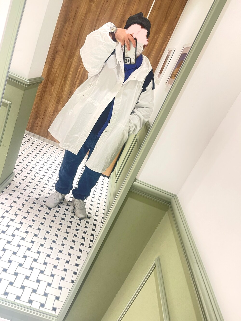 ホワイト系のモッズコート、パープル系のシャツ/ブラウス、ホワイト系のスニーカーを着用したメンズの春コーディネートの4枚目の写真