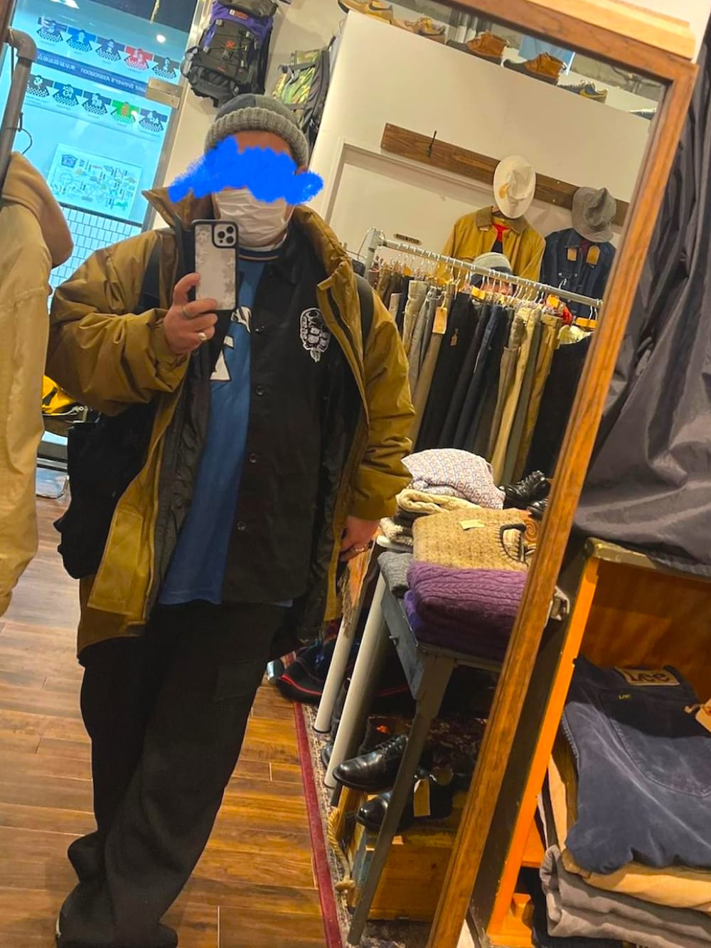 その他のダウンジャケット/コート、ブラック系のベスト、ブラック系のスウェットパンツを着用したメンズの冬コーディネートの4枚目の写真