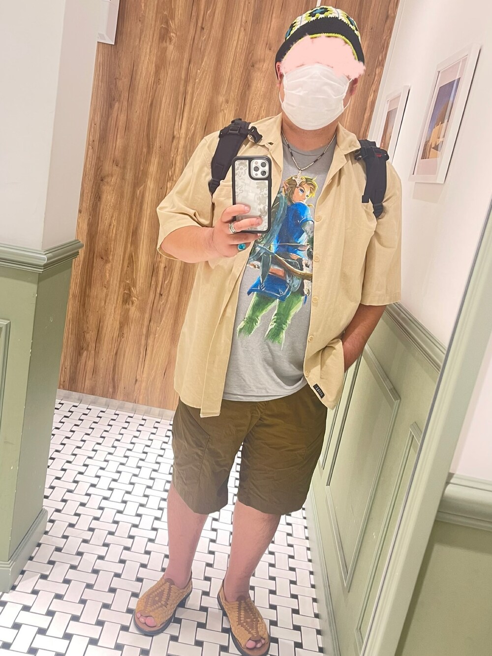 ベージュ系のシャツ/ブラウス、グレー系のTシャツ/カットソー、ブラウン系のその他パンツを着用したメンズの夏コーディネートの3枚目の写真