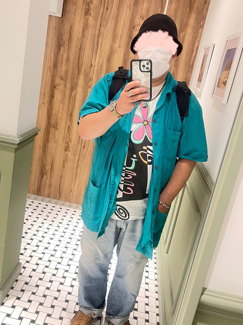 ホワイト系のTシャツ/カットソー、グリーン系のシャツ/ブラウス、ブルー系のデニムパンツを着用したメンズの夏コーディネートの4枚目の写真