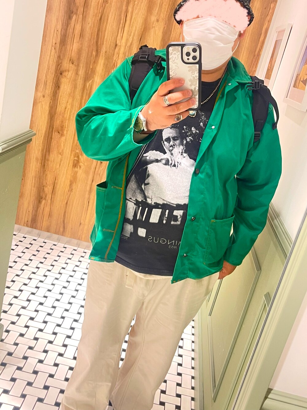 グリーン系のジャケット/アウター、ブラック系のTシャツ/カットソー、ホワイト系のその他パンツを着用したメンズの夏コーディネートの5枚目の写真