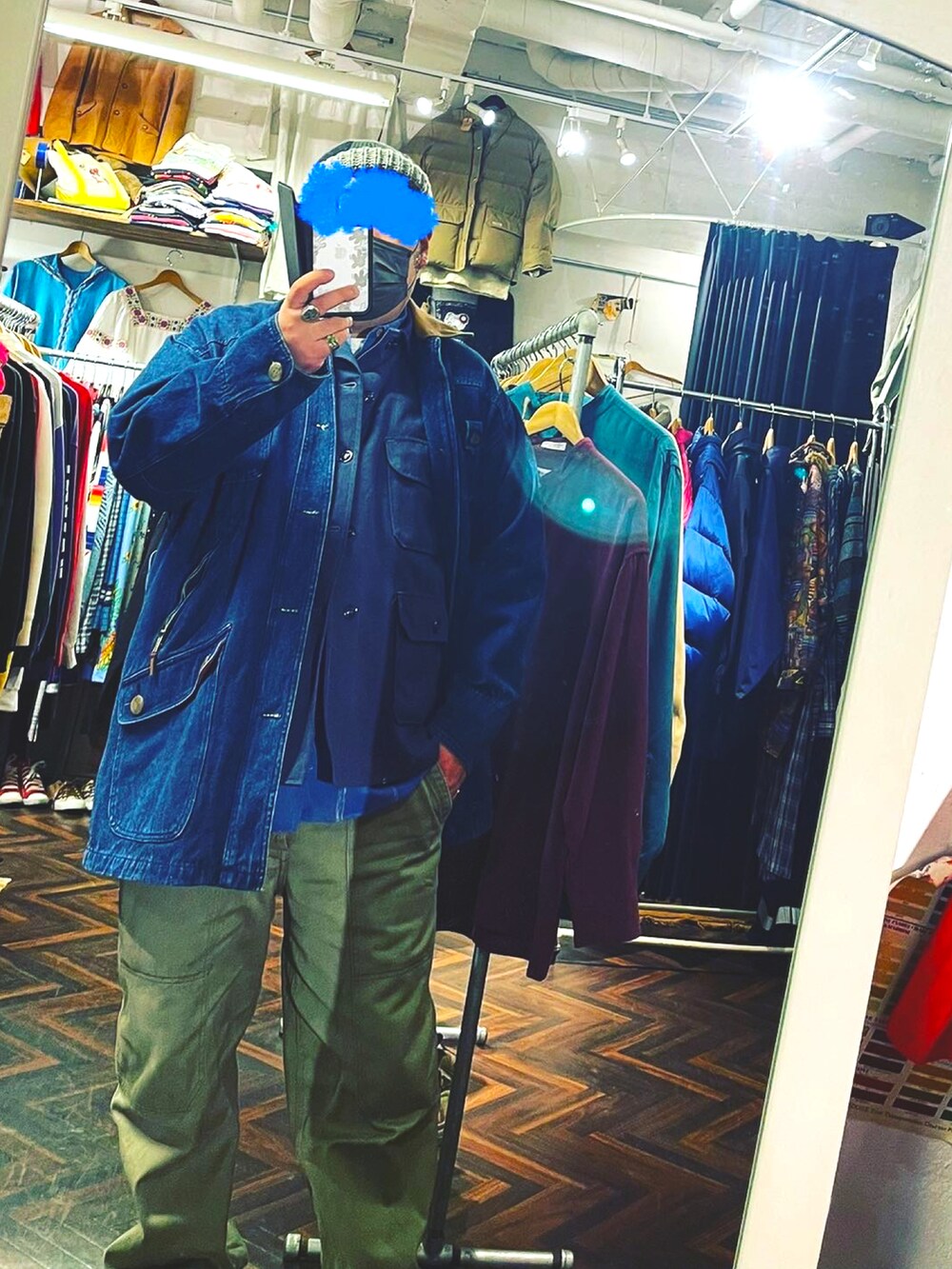 グリーン系のパンツ、ブラック系のスニーカー、ブラック系のシャツ/ブラウスを着用したメンズの冬コーディネートの5枚目の写真