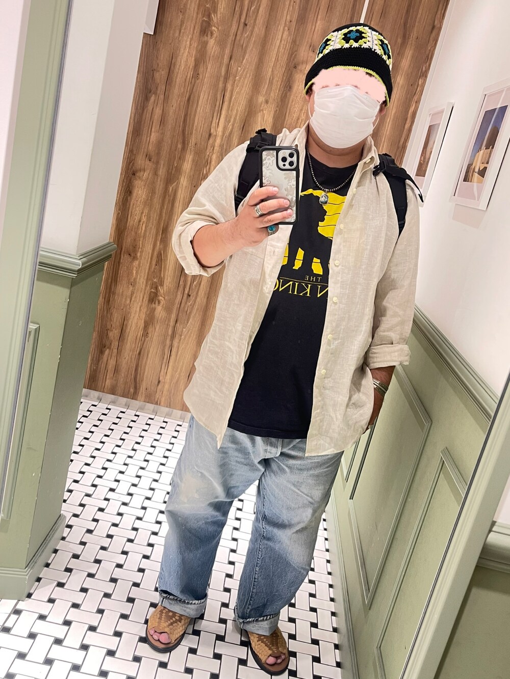 ベージュ系のシャツ/ブラウス、ブラック系のTシャツ/カットソー、ブルー系のデニムパンツを着用したメンズの夏コーディネートの2枚目の写真