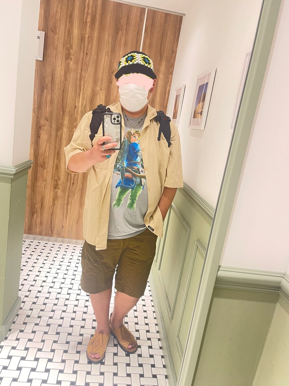 ベージュ系のシャツ/ブラウス、グレー系のTシャツ/カットソー、ブラウン系のその他パンツを着用したメンズの夏コーディネートの2枚目の写真