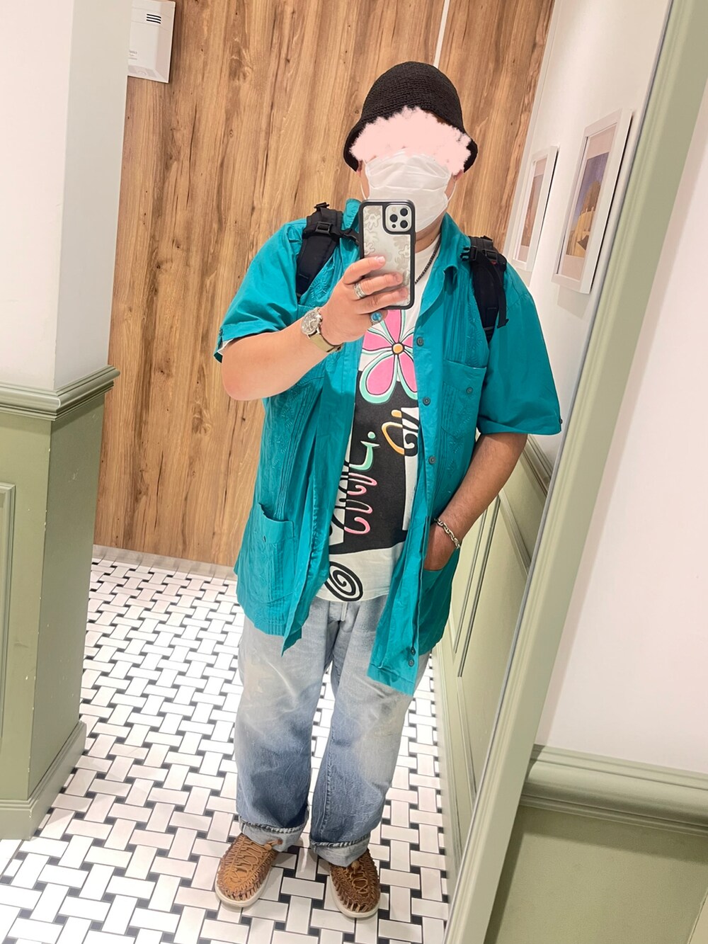 ホワイト系のTシャツ/カットソー、グリーン系のシャツ/ブラウス、ブルー系のデニムパンツを着用したメンズの夏コーディネートの3枚目の写真