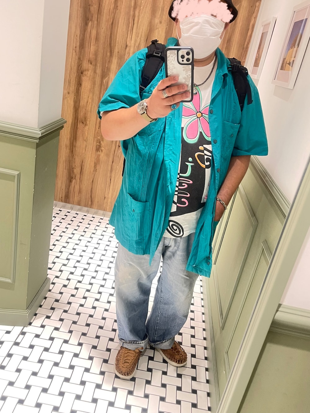 ホワイト系のTシャツ/カットソー、グリーン系のシャツ/ブラウス、ブルー系のデニムパンツを着用したメンズの夏コーディネートの5枚目の写真