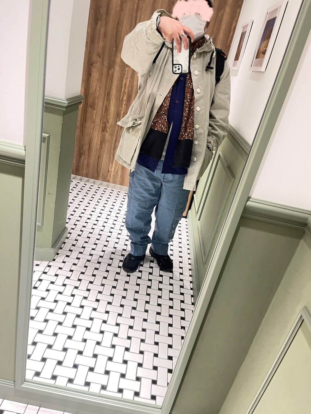 ホワイト系のその他アウター、その他のナイロンジャケット、ブルー系のシャツ/ブラウスを着用したメンズの春コーディネートの5枚目の写真