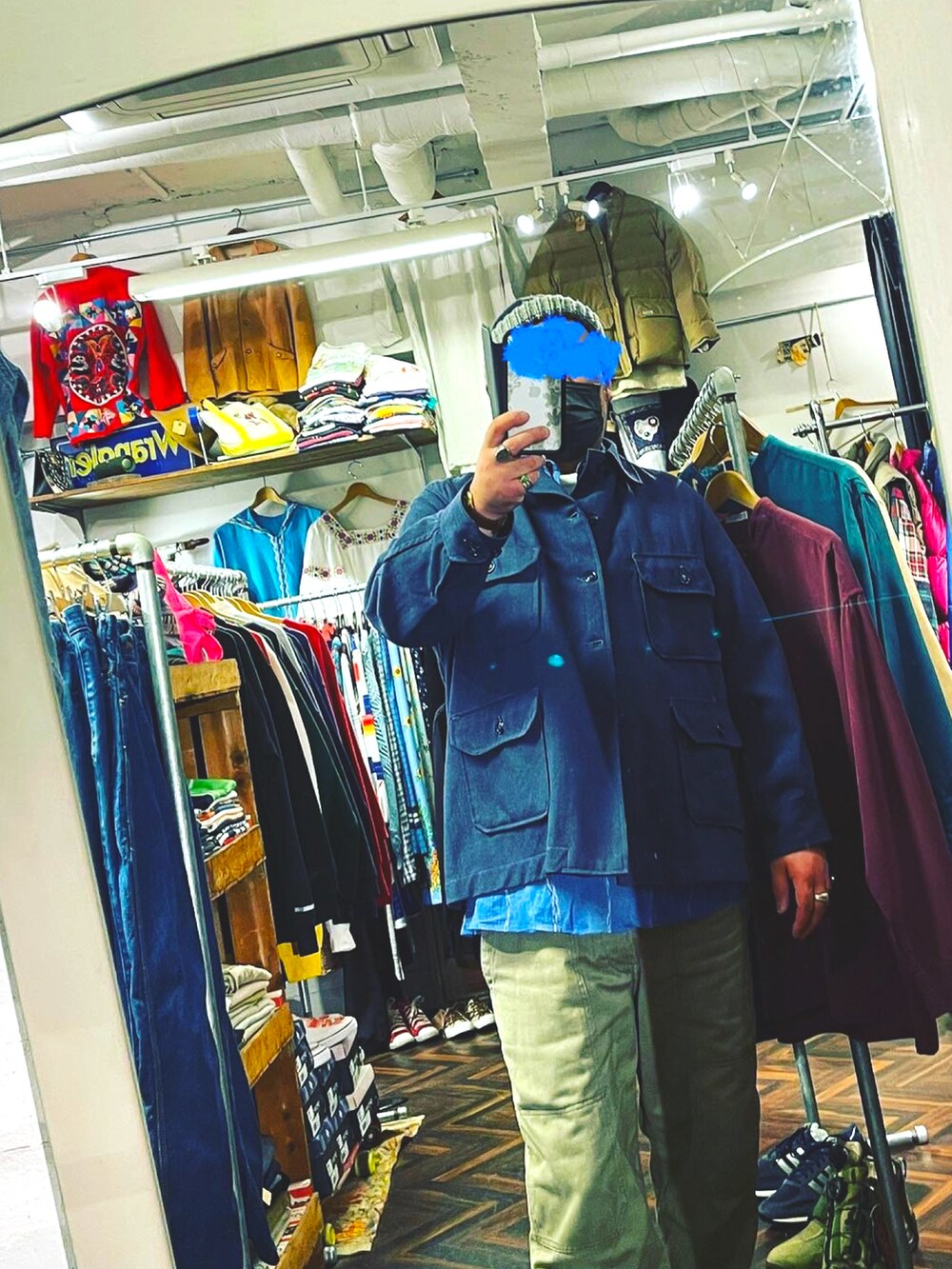 グリーン系のパンツ、ブラック系のスニーカー、ブラック系のシャツ/ブラウスを着用したメンズの冬コーディネートの3枚目の写真