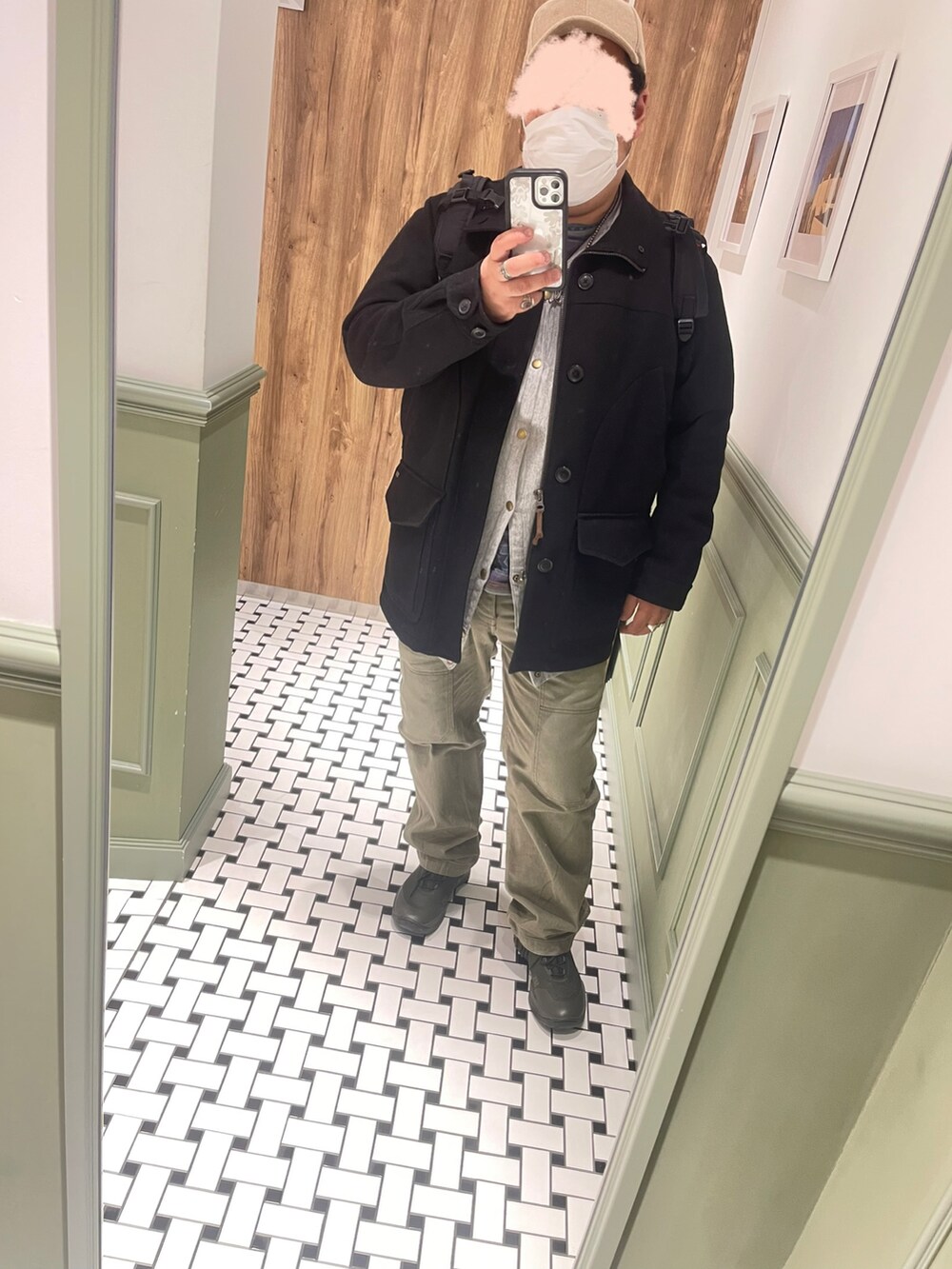 ブラック系のジャケット/アウター、グレー系のスウェット、その他のTシャツ/カットソーを着用したメンズの冬コーディネートの5枚目の写真