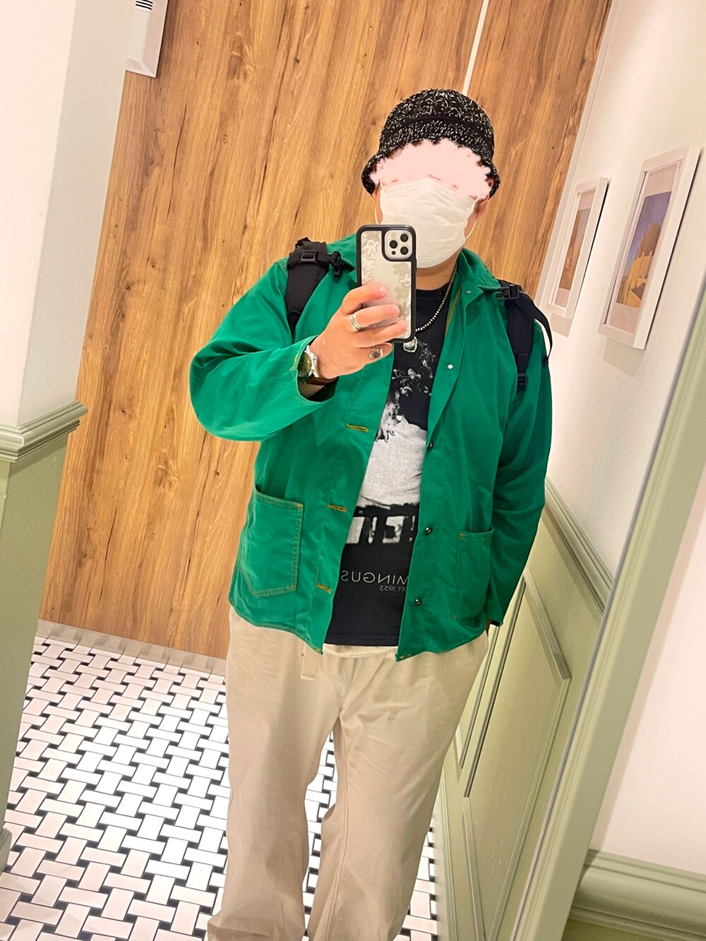 グリーン系のジャケット/アウター、ブラック系のTシャツ/カットソー、ホワイト系のその他パンツを着用したメンズの夏コーディネートの3枚目の写真