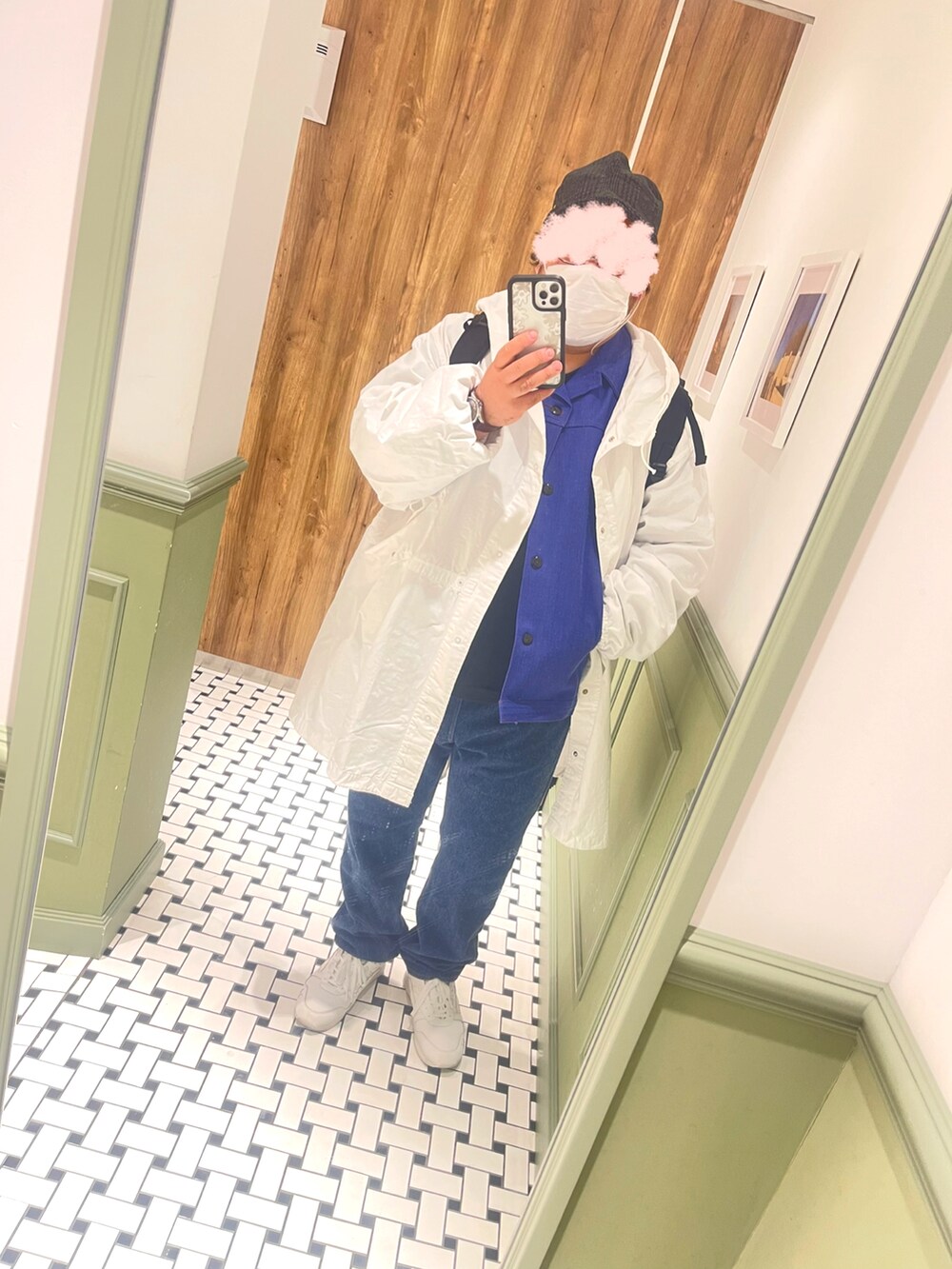 ホワイト系のモッズコート、パープル系のシャツ/ブラウス、ホワイト系のスニーカーを着用したメンズの春コーディネートの5枚目の写真