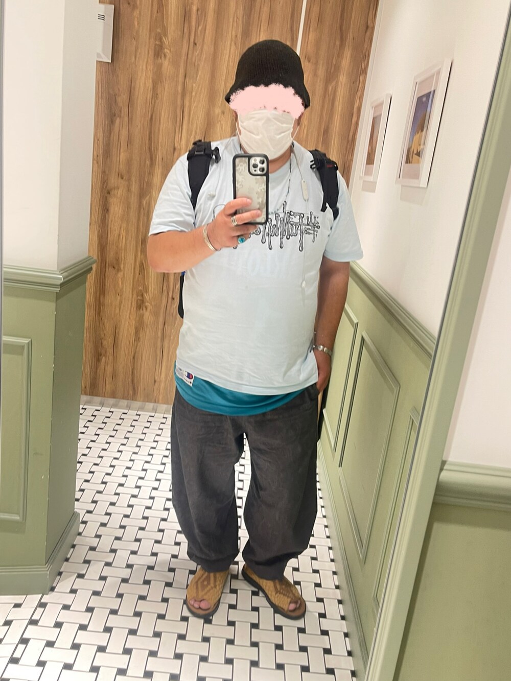 ブルー系のTシャツ/カットソー、ブルー系のその他トップス、グレー系のその他パンツを着用したメンズの夏コーディネートの4枚目の写真