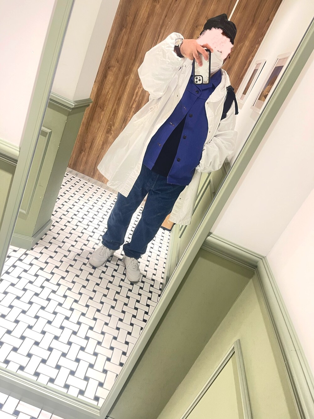 ホワイト系のモッズコート、パープル系のシャツ/ブラウス、ホワイト系のスニーカーを着用したメンズの春コーディネートの3枚目の写真