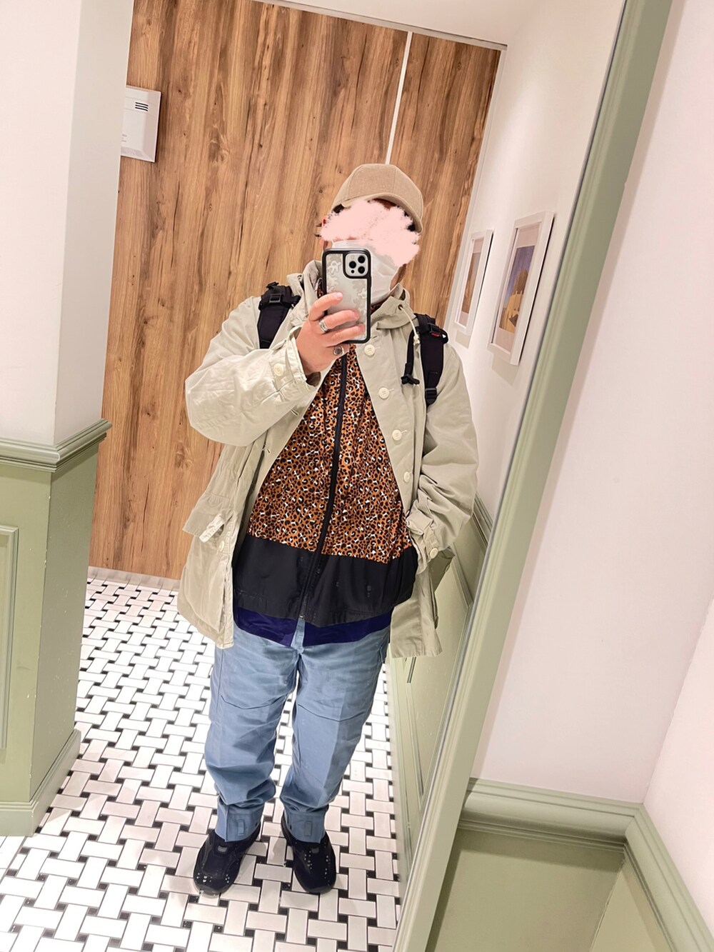 ホワイト系のその他アウター、その他のナイロンジャケット、ブルー系のシャツ/ブラウスを着用したメンズの春コーディネートの4枚目の写真