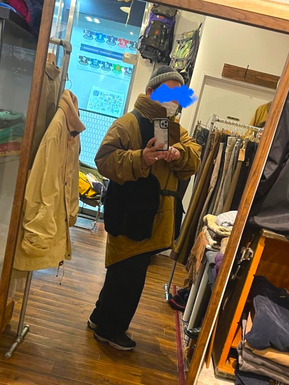 その他のダウンジャケット/コート、ブラック系のベスト、ブラック系のスウェットパンツを着用したメンズの冬コーディネートの2枚目の写真