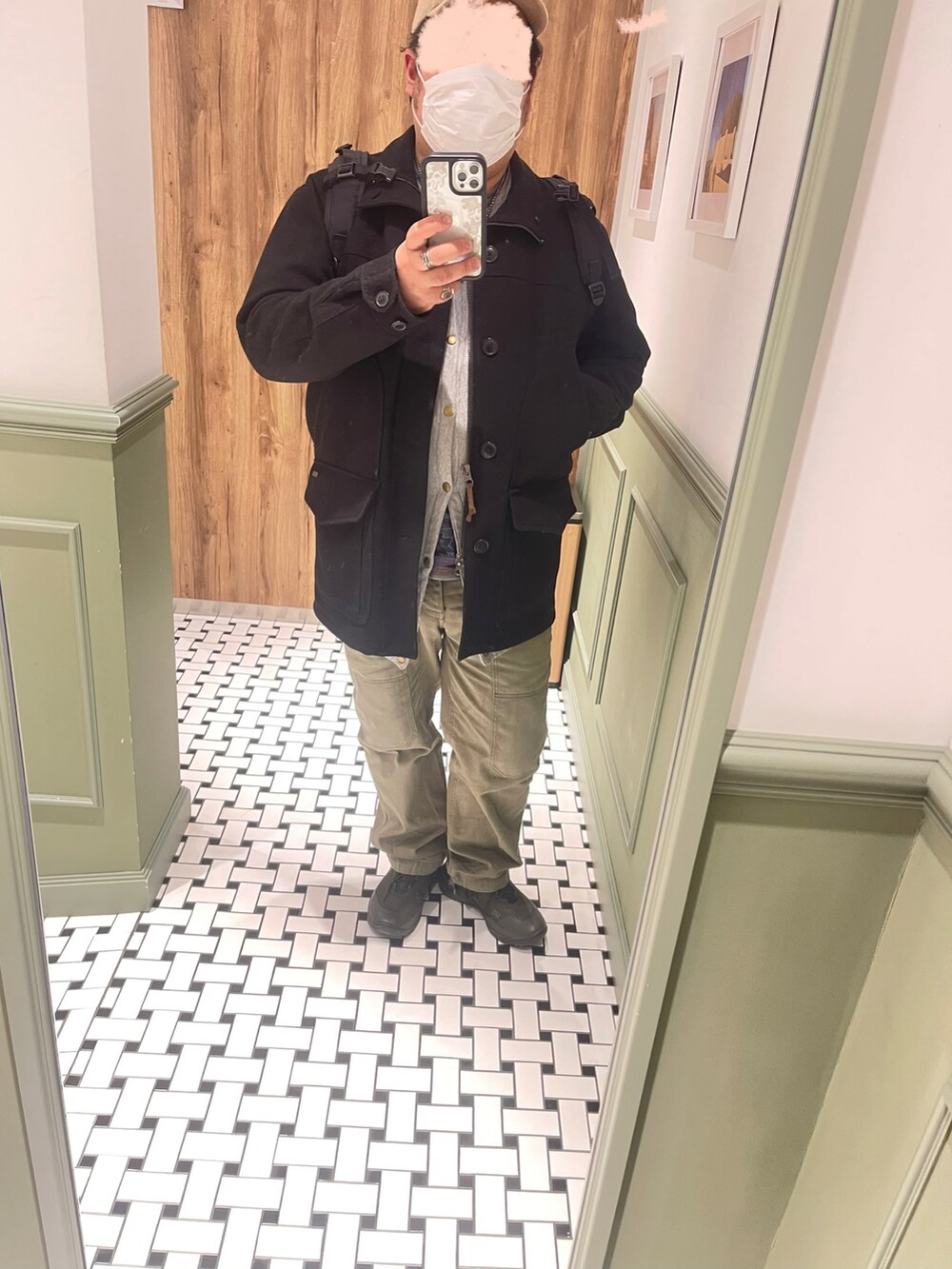 ブラック系のジャケット/アウター、グレー系のスウェット、その他のTシャツ/カットソーを着用したメンズの冬コーディネートの4枚目の写真